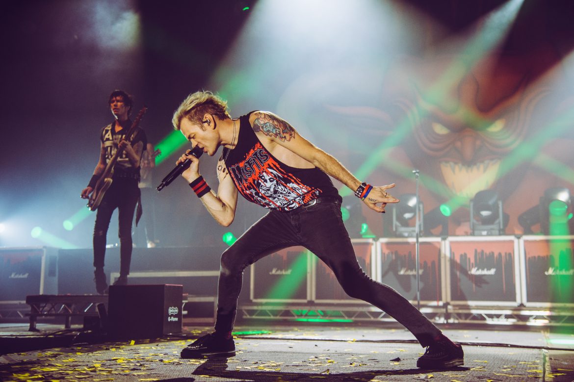 Wokalista Sum 41 oskarżył byłego menadżera o molestowanie seksualne. Sprawa trafiła do sądu