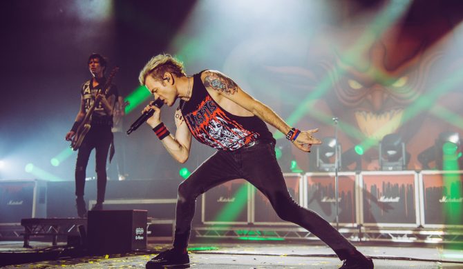 Wokalista Sum 41 oskarżył byłego menadżera o molestowanie seksualne. Sprawa trafiła do sądu