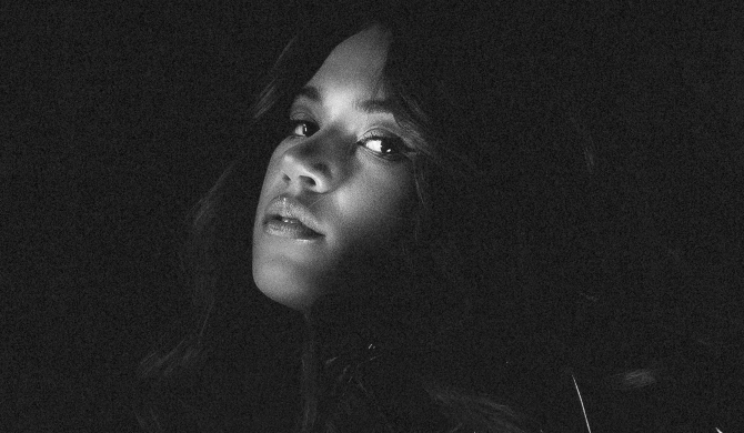 Zmysłowa Alicja w nowym utworze