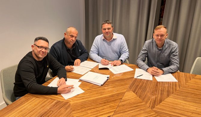 Warner i Step Records łączą siły