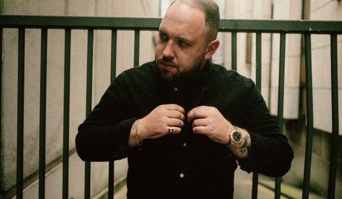 Louis Villain łączy siły z Kukonem i CatchUpem w singlu „Miasto tonie”