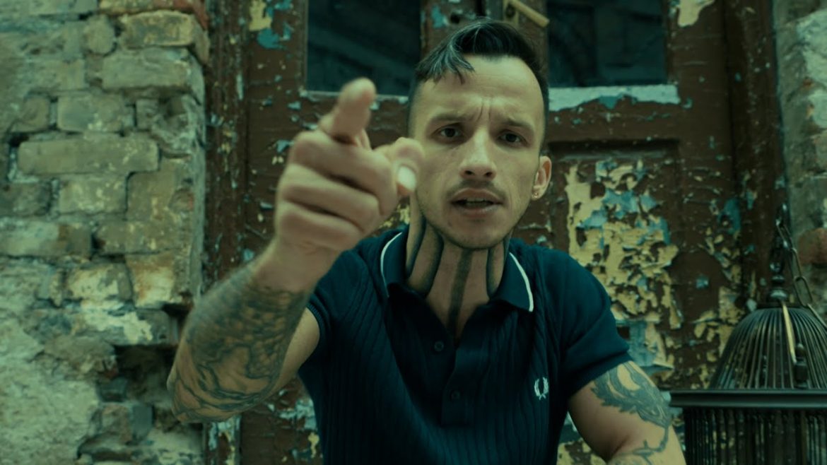 Słuchacze śmieją się, że Akash zdissuje Mikołaja Kopernika. Raper odpowiada