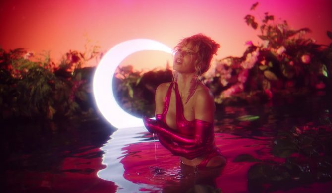 Doda promuje „Aquarię” nowym klipem