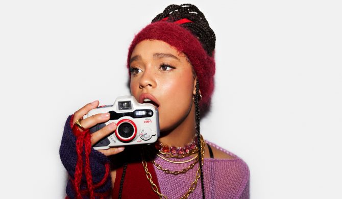 Sara James wraz z innymi wokalistkami i wokalistami zaśpiewają najsłynniejsze piosenki Księżniczek Disneya