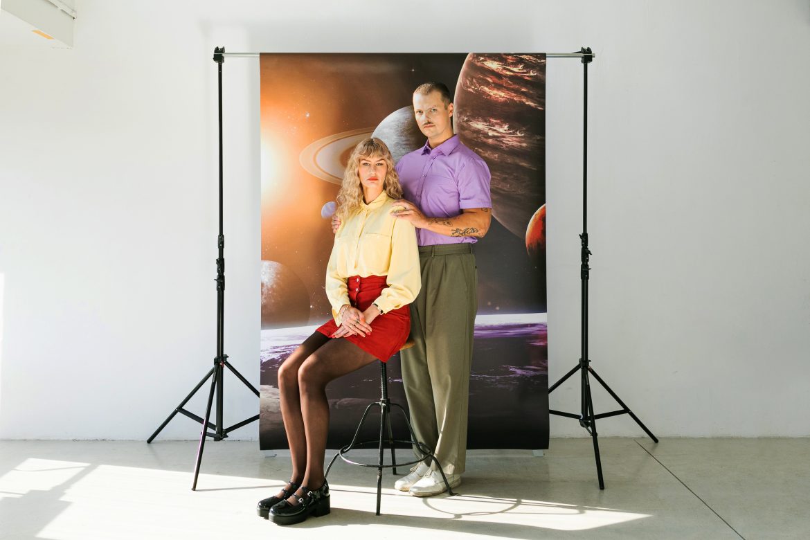 Błażej Król świętuje „10 lat” swojego małżeństwa w nowym singlu