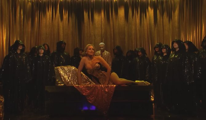 Sam Smith na scenie Saturday Night Live. Show skradła jednak leżąca Sharon Stone