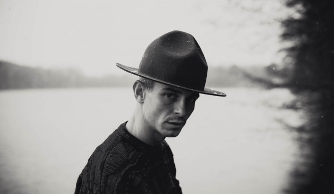 „Boli, boli, boli mnie dusza, chyba wolę tego nie poruszać” – Vito Bambino zapowiada nowy album singlem „Etna”