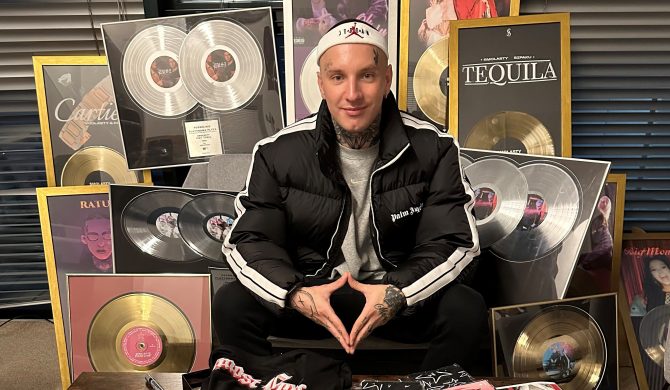 Smolasty przekazuje ogromną kolekcję swoich złotych i platynowych płyt na WOŚP