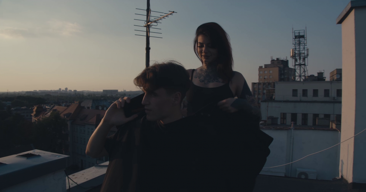 Szaran wznosi się ponad blok na krakowskim osiedlu