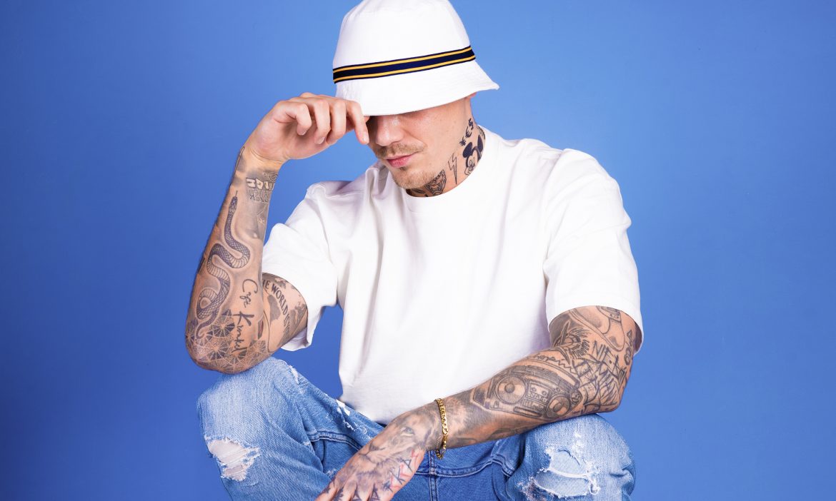 „Ona lubi na pieska, w poszukiwaniu kota” – Kronkel Dom w numerze kobietach rozpustnych