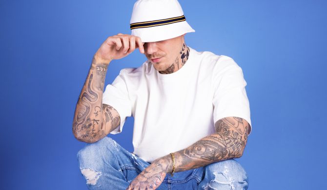 „Ona lubi na pieska, w poszukiwaniu kota” – Kronkel Dom w numerze kobietach rozpustnych