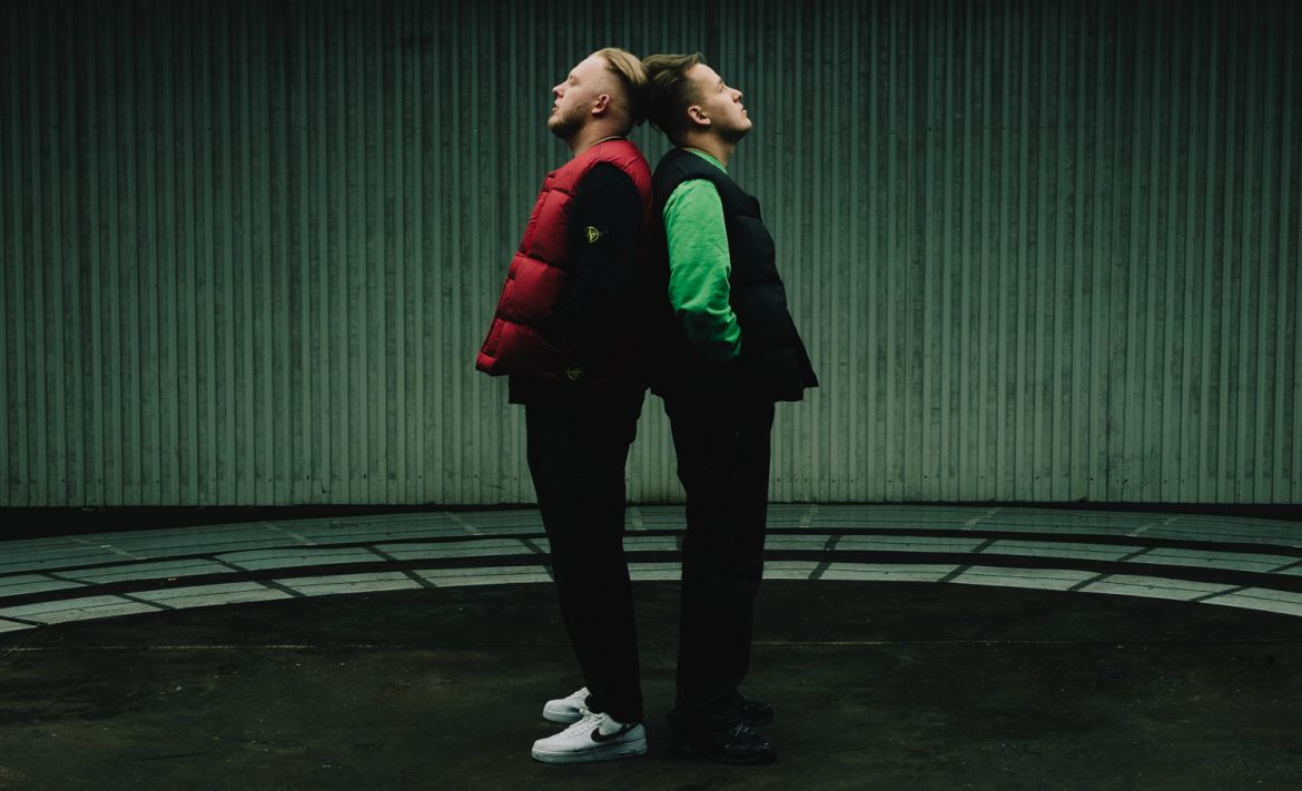 Sapi Tha King wchodzi na scenę razem z drzwiami i zapowiada płytę z Kubim Producentem