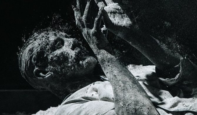 „Chcesz żebym popiołem posypał se łeb, nie, gdy płonę jak jebany pet, gdzie człowiek jest tylko zasięgiem” – Fabijański z nowym singlem