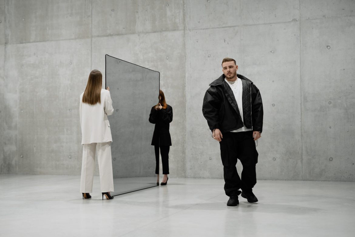 Ochman zapowiada album znakomitym utworem „8ball”