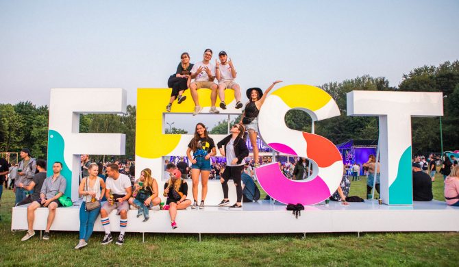 Gwiazdy indie popu z Wielkiej Brytanii oraz najbardziej gwiazdorski rapowy kolektyw w Polsce gwiazdami FEST Festivalu
