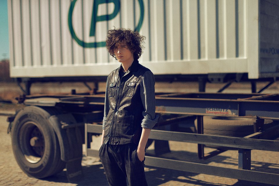 Dawid Podsiadło świętuje dziesięciolecie „Trójkątów i kwadratów” specjalnym klipem i limitowanym winylem