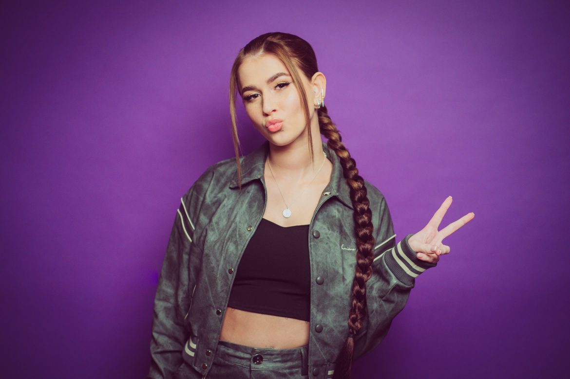 Roxie Węgiel pracowała z songwriterką Ariany Grande. Piosenkarka zapowiada materiał anglojęzyczny