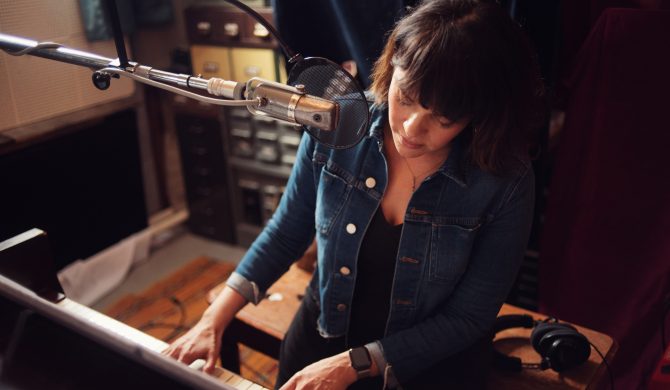 Norah Jones z premierowym utworem