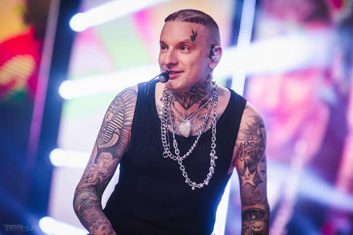 Smolasty rozdawał fanom kanapki. Sęk w tym, że oni chcieli zdjęć i autografów, a nie kanapek