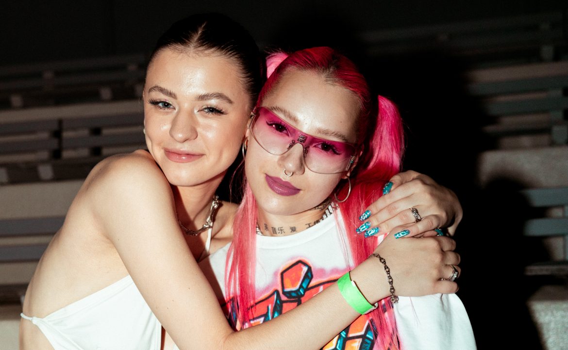 Wiemy, których piosenek Polacy słuchali w wakacje najczęściej