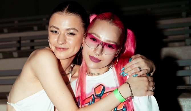 Wiemy, których piosenek Polacy słuchali w wakacje najczęściej