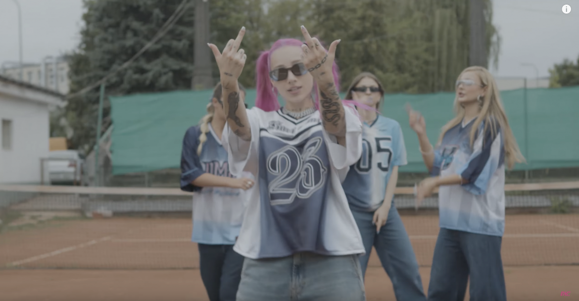 Mamy klip do kawałka, w którym Young Leosia ciśnie swoją sąsiadkę i rozprawia się ze swoim otoczeniem