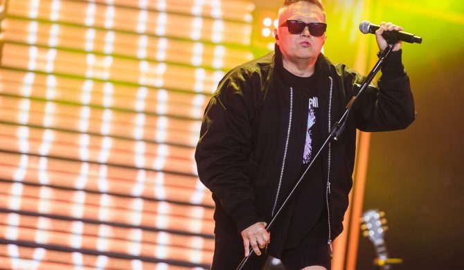 Sopot Top Of The Top: Muniek zszokował widzów wulgarnym hasłem na koszulce