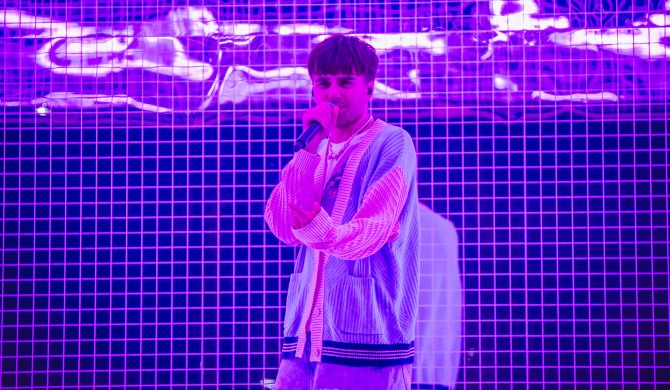 Trill Pem wyśmiewa Matę i proponuje, że pomoże mu wyjść na ludzi