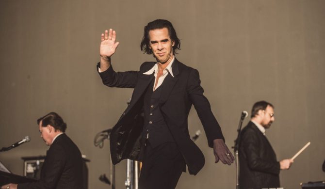 Nick Cave o wysokich zarobkach celebrytów. Czy gwiazdy są zbyt dobrze opłacane?