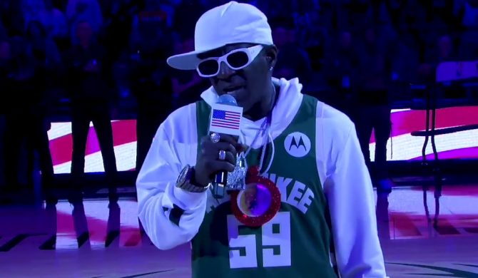 Flavor Flav zradził, że Miley Cyrus spoliczkowała go, gdy pomylił ją z inną gwiazdą