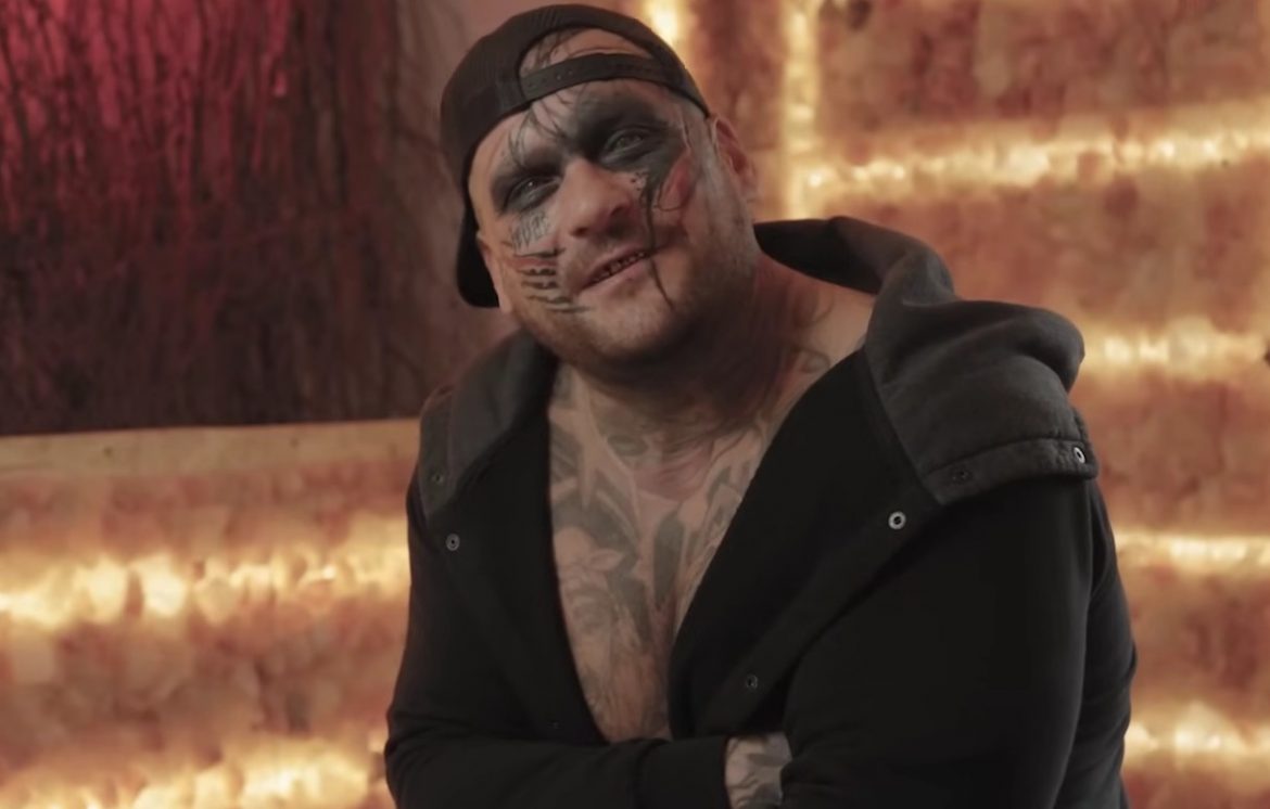 Popek przekonywał, że odkąd wytatuował sobie twarz, „zaczął odzyskiwać rodzinę”. Dziś już tak nie mówi