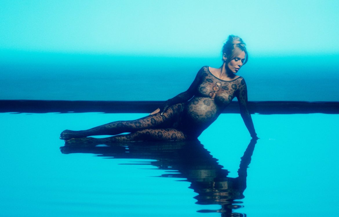 Doda eksponuje ciążowy brzuch w nowym klipie