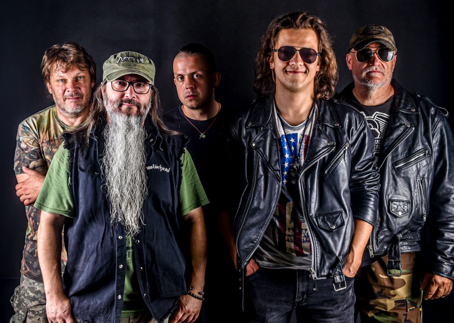 Wakacyjna „Zmora” i aktorzy o romantycznej charyzmie – nowy klip TSA MNKWL