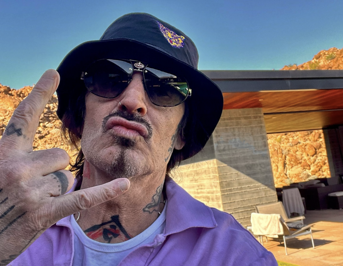 Żona Tommy’ego Lee z Mötley Crüe twierdzi, że muzyk bierze prysznic raz w tygodniu