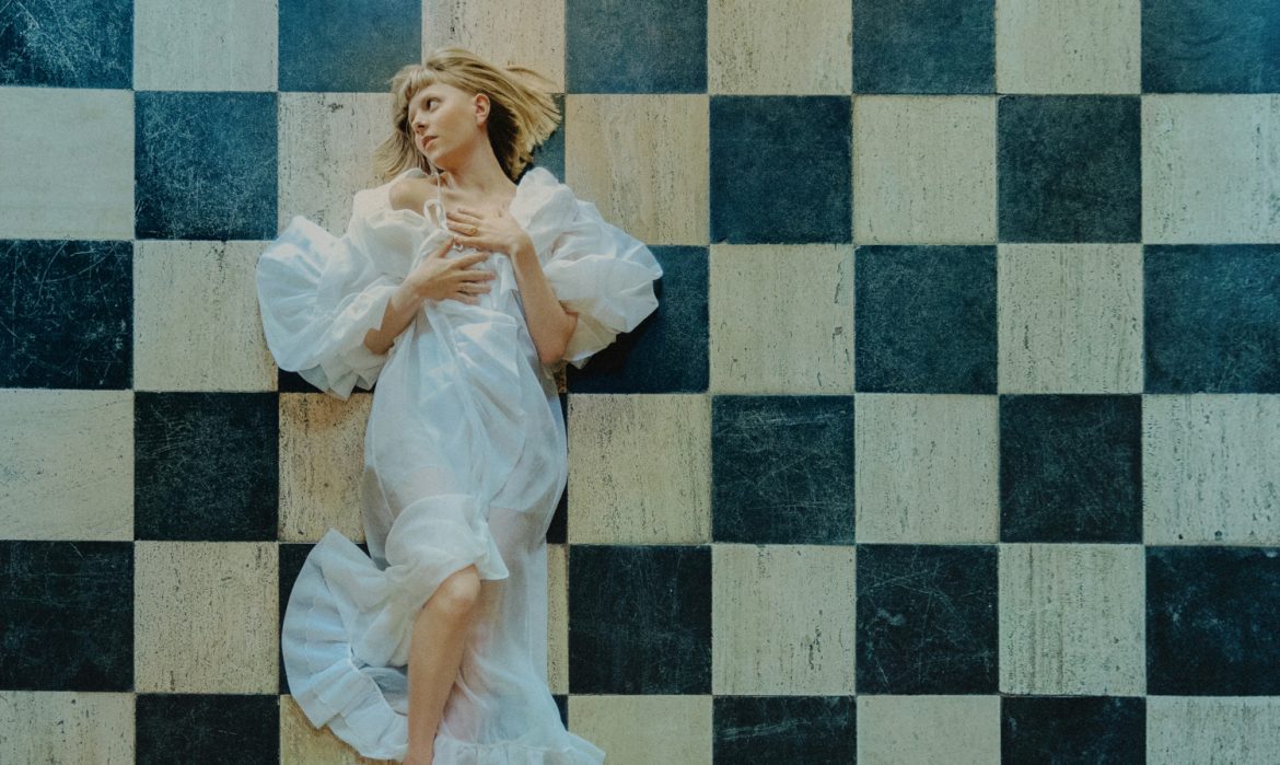 AURORA bije się z myślami w nowym singlu