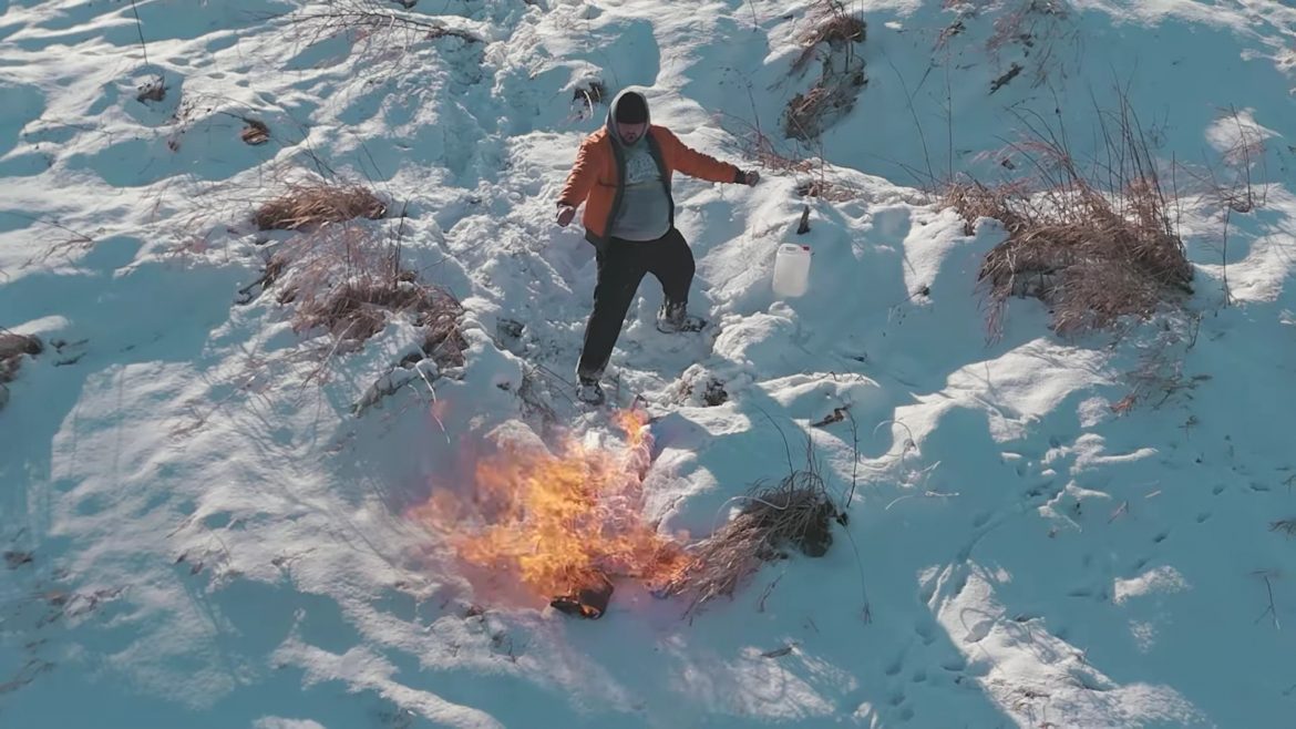 Królik Karlos pali kukłę Kabe i odpowiada na diss