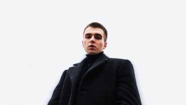 Mata domyka rok, Flint recenzuje