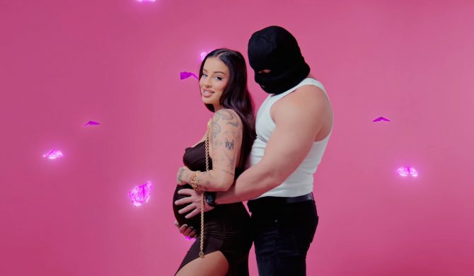 Fagata eksponuje ciążowy brzuch w nowym klipie