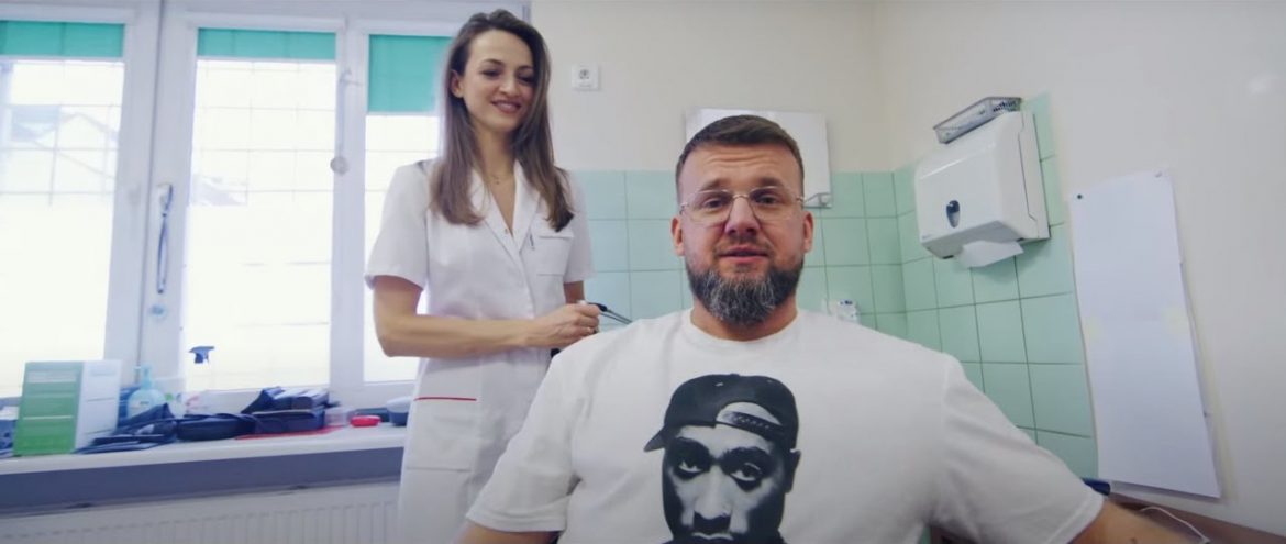 KęKę jako profesor Kędzior w kapitalnym singlu „Znachor”