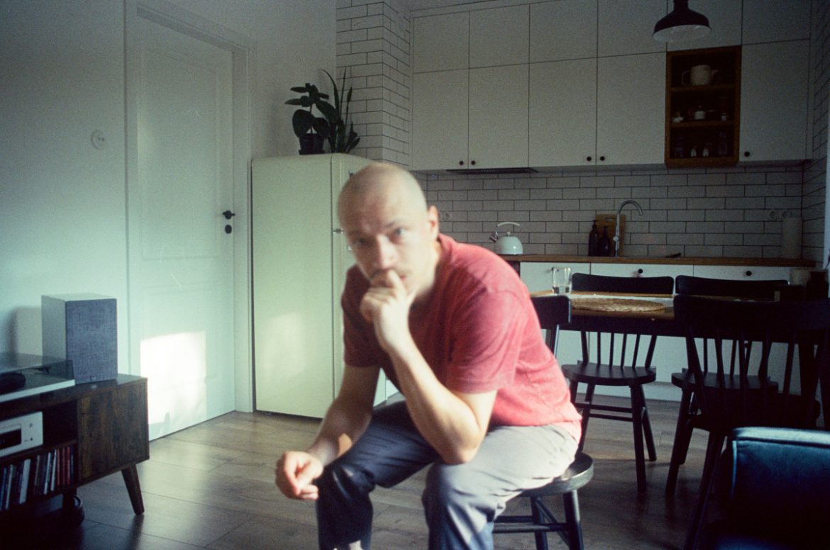 Nowy singiel – „Dzień dobry, jestem z Polski” – Jakub Skorupa wznosi odę do polskiej codzienności