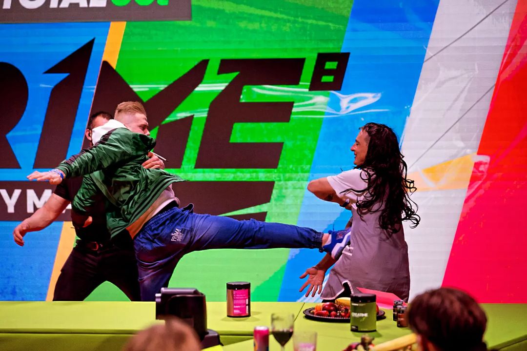 Kaczor BRS nazywa Jasia Kapelę „pogańskim nasieniem”. Póki co to jednak Kapela jest górą