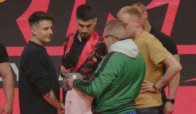 Kaczor BRS wparował na konferencję Prime z dmuchaną lalą