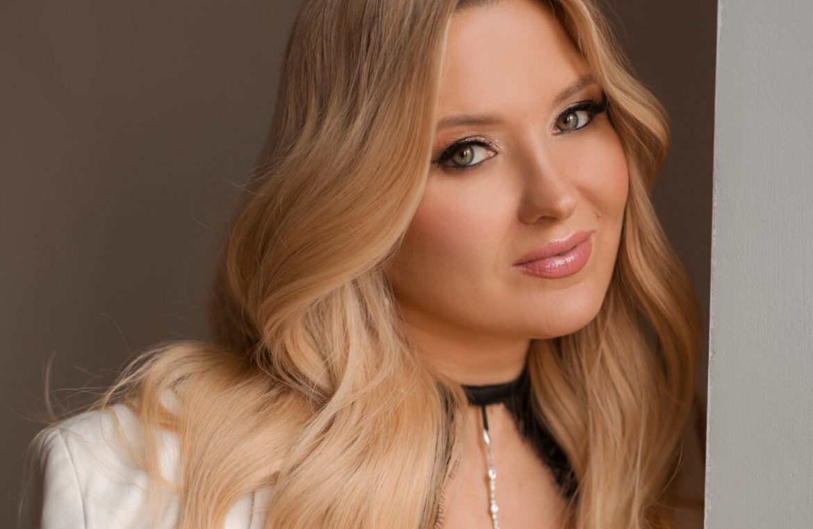 Gosia Andrzejewicz poszła do kościoła z kurą. Znowu