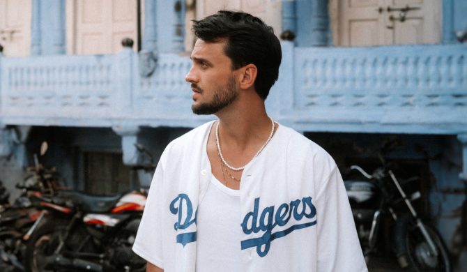 Indie oczami Jonatana i Gibbsa. Klip do nowego singla już w sieci.