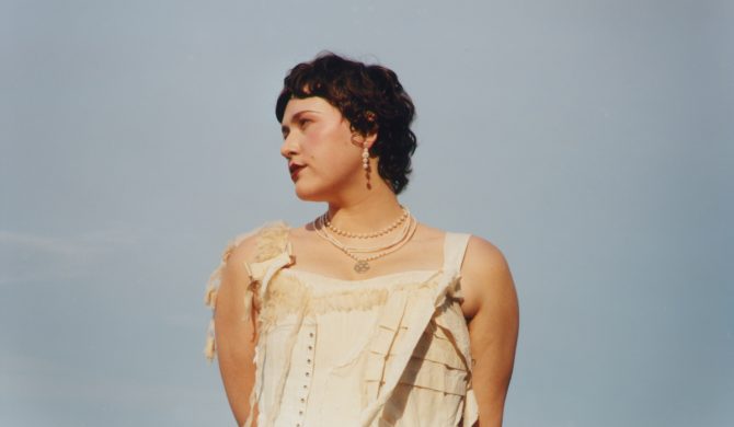 21-letnia słowacka wokalistka Karin Ann zapowiada swój debiutancki album singlem „false gold”