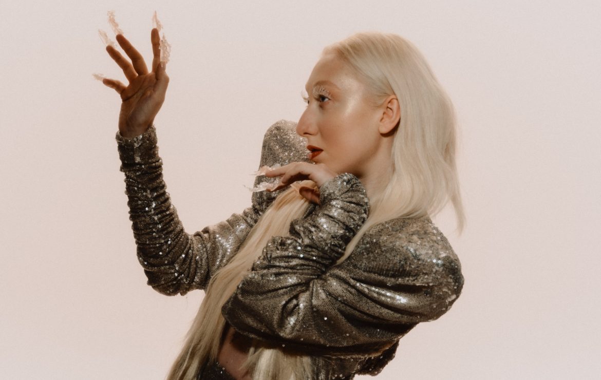 Luna przekonuje, że majątek rodziców przeszkadza jej w karierze. Artysta wywodzący się „z bogatego domu” miażdży jej wypowiedź