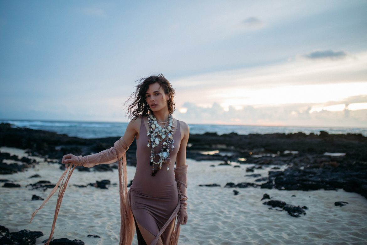 „Tamten rok był psotny, pora przerwać cykl” – Natalia Szroeder z nowym singlem „Sama na planecie”