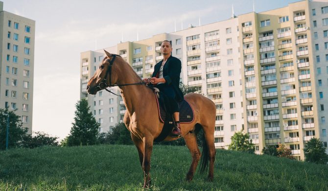 Pamiętacie jak Sokół jeździł koniem po mieście? Teraz robi to Krzysiek Zalewski