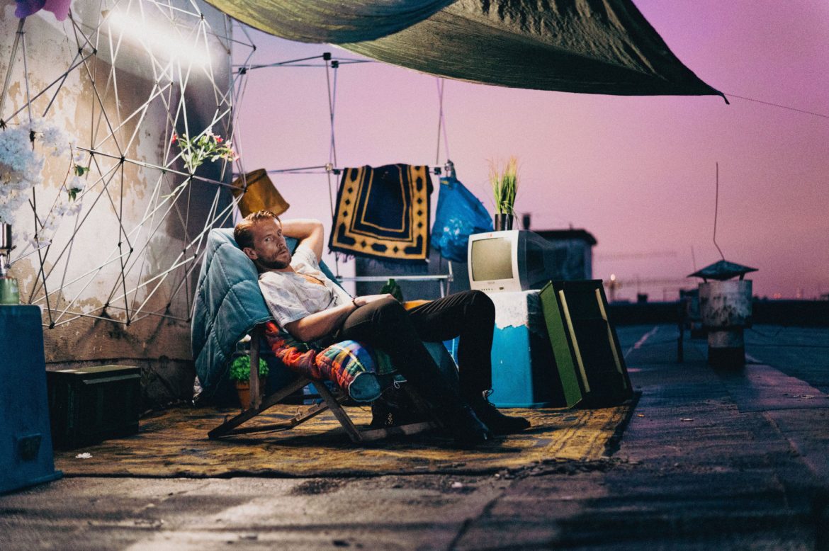 Fabijański zaskakuje w nowym singlu. Artysta postawił na diametralną zmianę klimatu