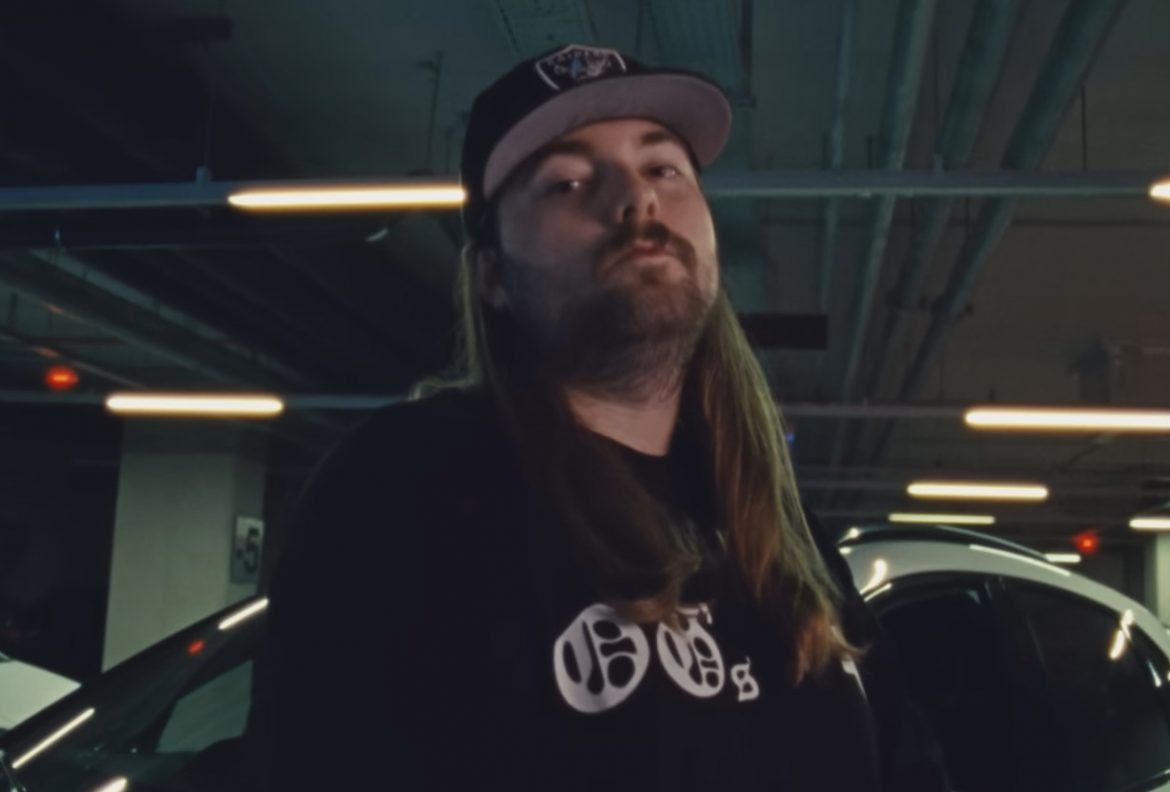 Bedoes wykorzystuje swoją narzeczoną jako sztangę